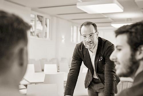 Foto: Stephan Jansen mit Studenten